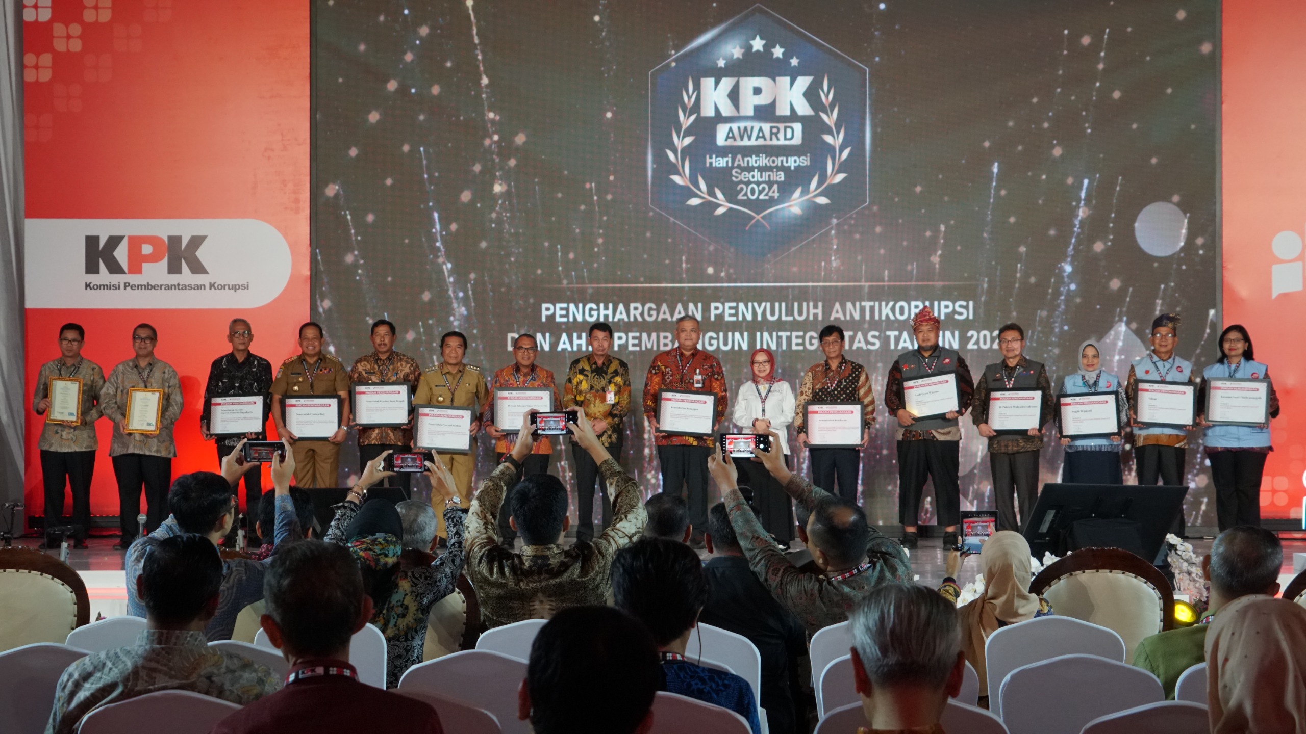 Wakil Ketua BNSP Menyerahkan Sertifikat Kompetensi Dalam Peringatan Hari Antikorupsi Sedunia 2024